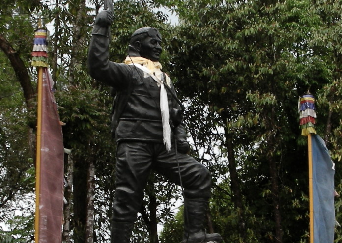  Statue_of_Tenzing_Norgay_at_Himalayan_Mountaineering_Institute 