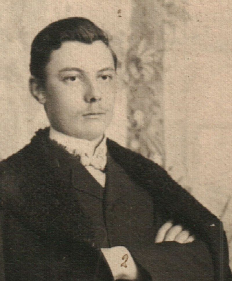  800px-BASA-1932K-1-423-5-Krum_Chaprashikov 