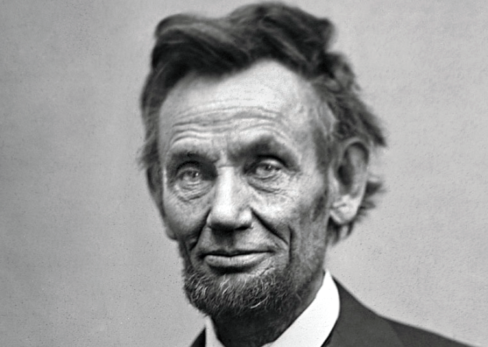 Ейбрахам Линкълн обича да разказва истории, въпреки хладния вид на суровия