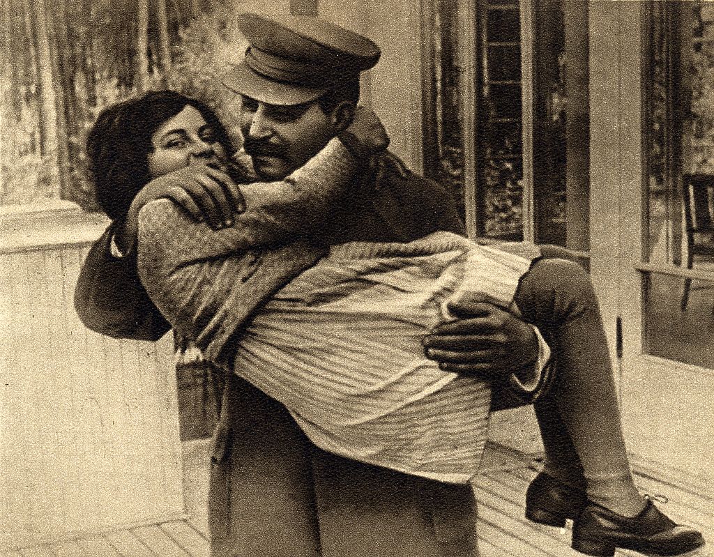  Joseph_Stalin_with_daughter_Svetlana,_1935 