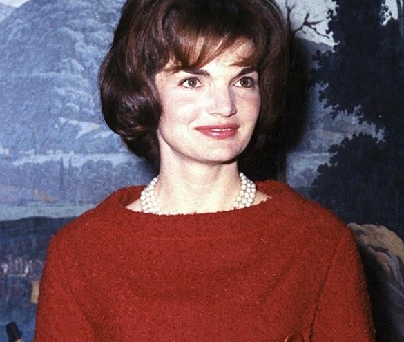Mrs_Kennedy_in_the_Diplomatic_Reception_Room_cropped