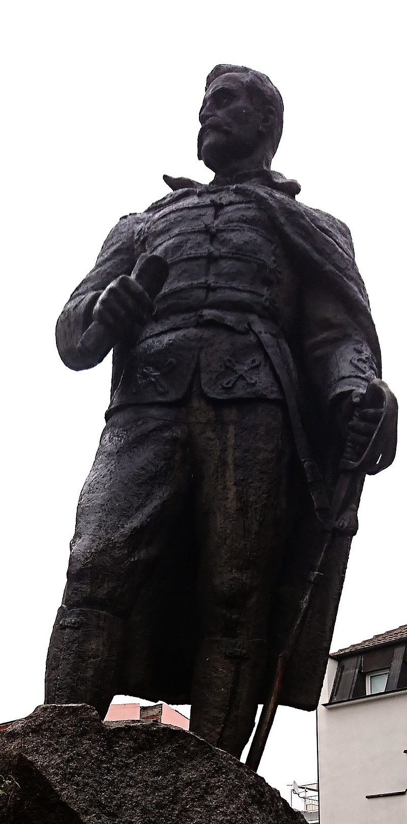  800px-Tsanko_Djustabanov_Monument_Gabrovo 