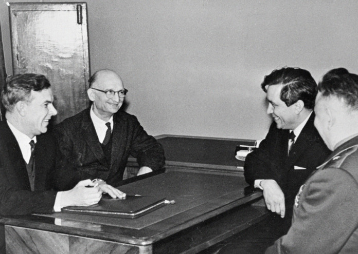  Семичастный принимает советских разведчиков 