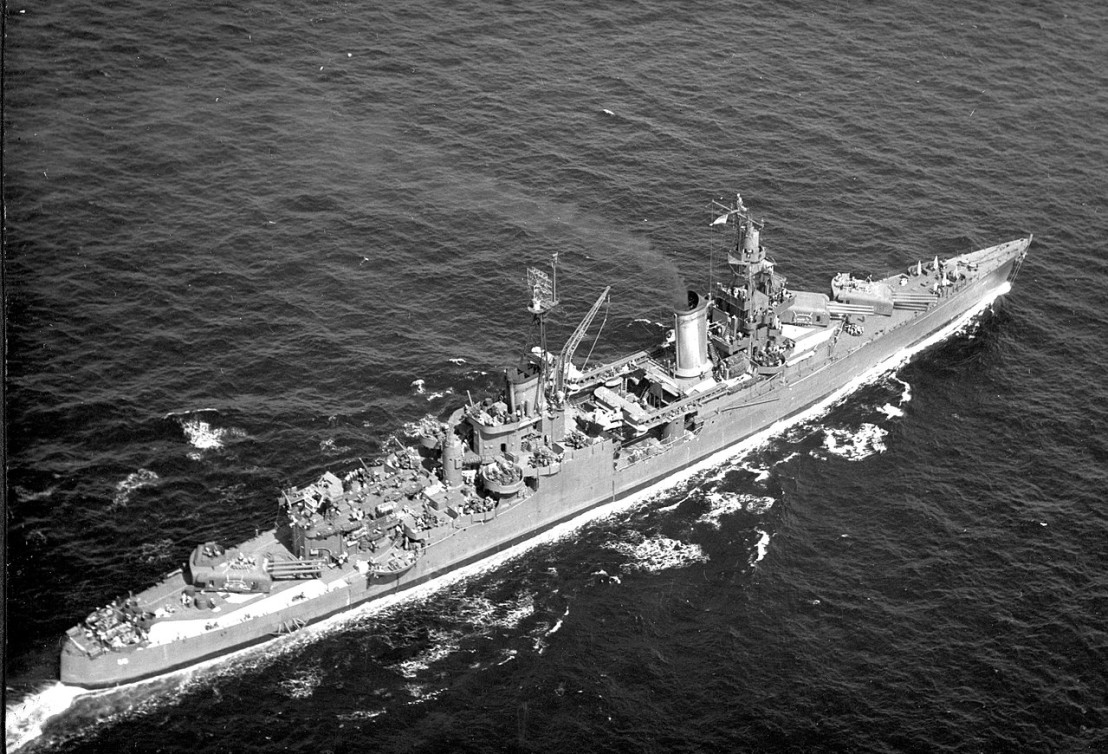  1280px-USS_Indianapolis_(CA-35)_underway_at_sea,_in_1943-1944_(NH_124466) 