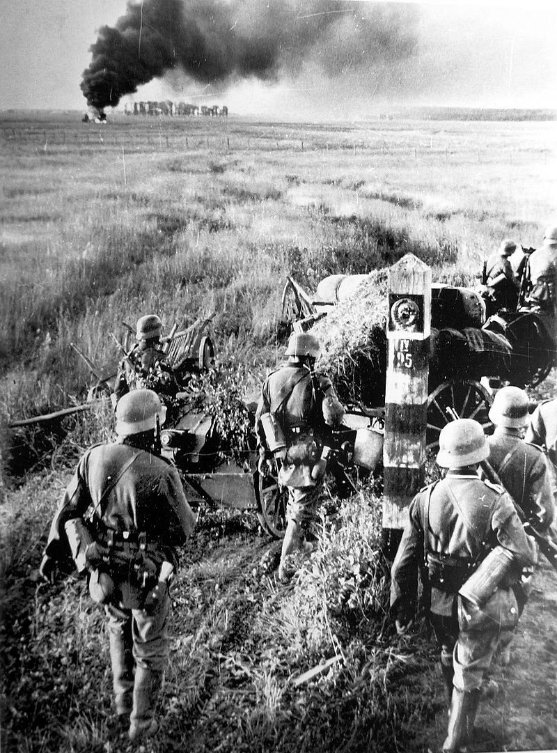 German_troops_crossing_the_Soviet_border