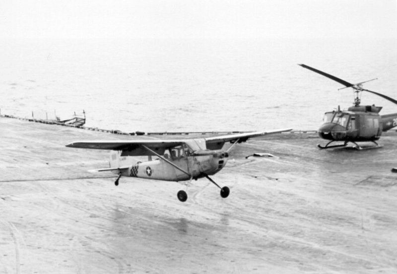 Major_Buang_lands_his_Cessna_O-1_on_USS_Midway