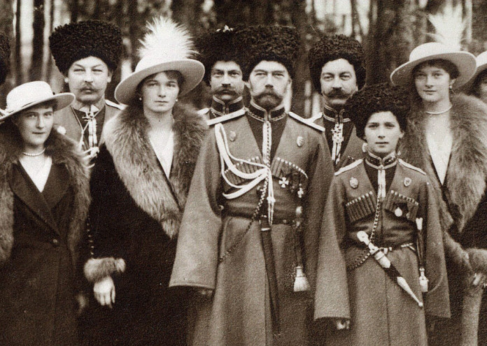 През август 1917 г бившият цар Николай Романов съпругата му