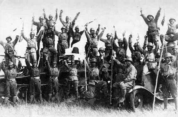  Battle_of_Khalkhin_Gol-Japanese_soldiers_and_captured_Soviet_AFVs 