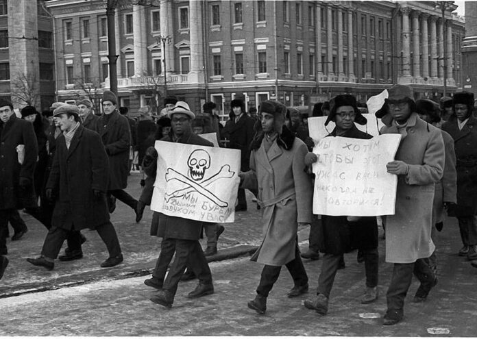 В началото на декември 1963 г. африкански студенти окупират Червения