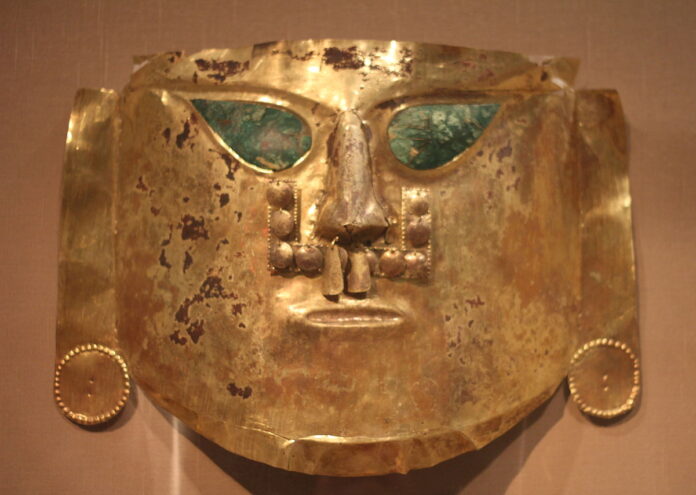 Златна маска направена през около 1000 г от хора от