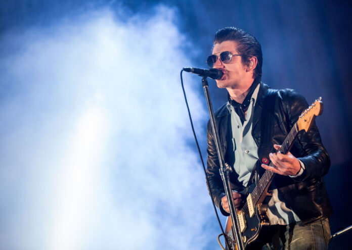 Само за един ден дебютният албум на Arctic Monkeys продава