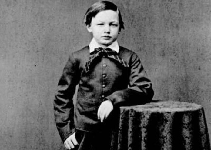Уилям Уолъс Линкълн започва живота си в скърбящо домакинство Роден