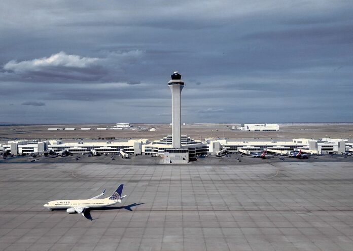 На 28 февруари 1995 г отваря врати летището в Денвър