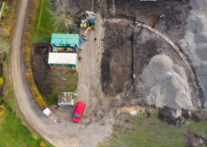 Археолози които наблюдават строежа на нова къща на река Рейн