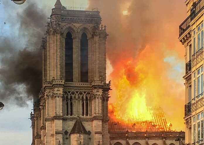 Ремонтните екипи на катедралата Нотр Дам в Париж която трагично се