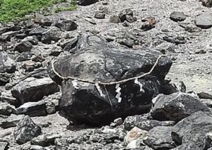 Един напукан камък в малкото градче Насу, което се намира