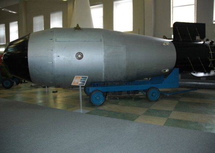 Съществуват най различни видове ядрени бомби като тяхната основна идея е