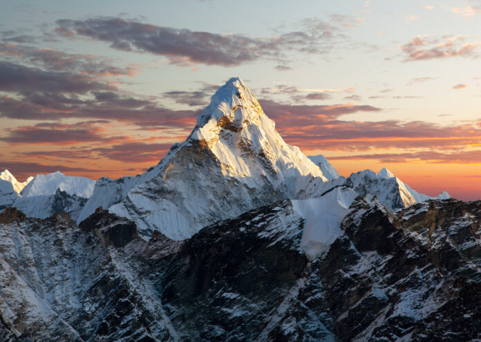 С височина от 8848 метра Еверест е изкушение за всеки