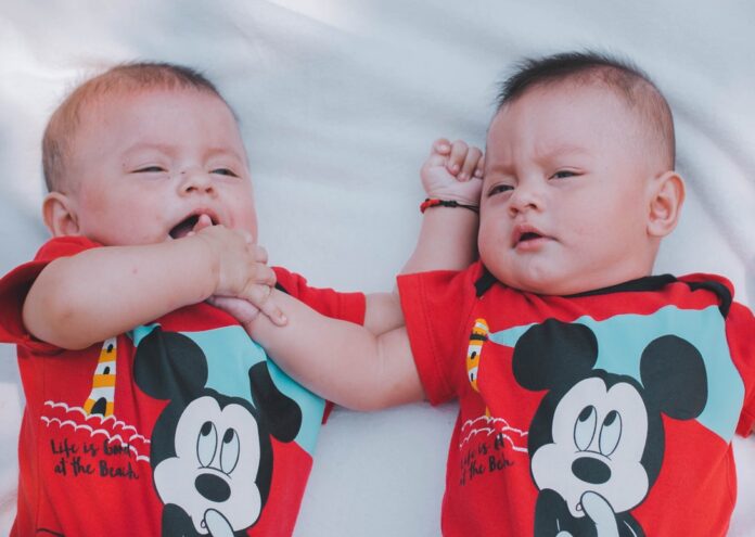 Двойка еднояйчни близначки които са отгледани в различни страни показват