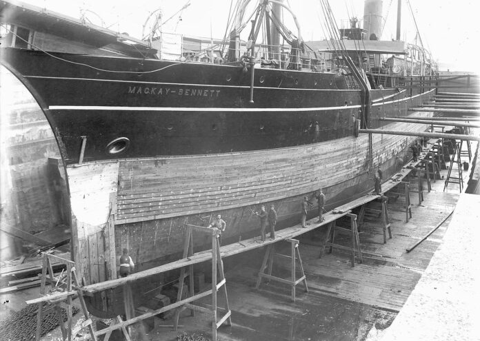 През 1912 г CS Mackay Bennett отплава от Халифакс Нова Скотия