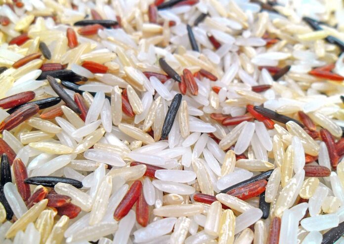 Кулинарните експерти твърдят че предварителното измиване на ориза намалява количеството