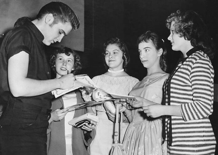 През 1953 г Елвис Арън Пресли е 18 годишен ученик в