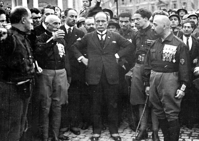 За кратък момент Бенито Мусолини е герой на Италия възхваляван