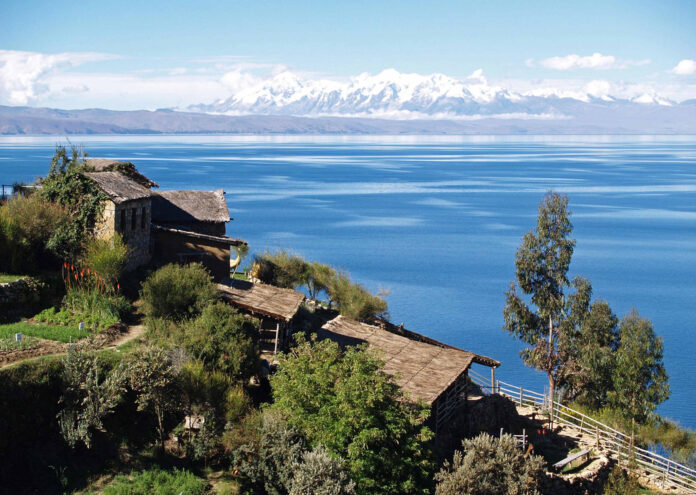 Езерото Титикака на снимката разположено на впечатляващата височина от 3
