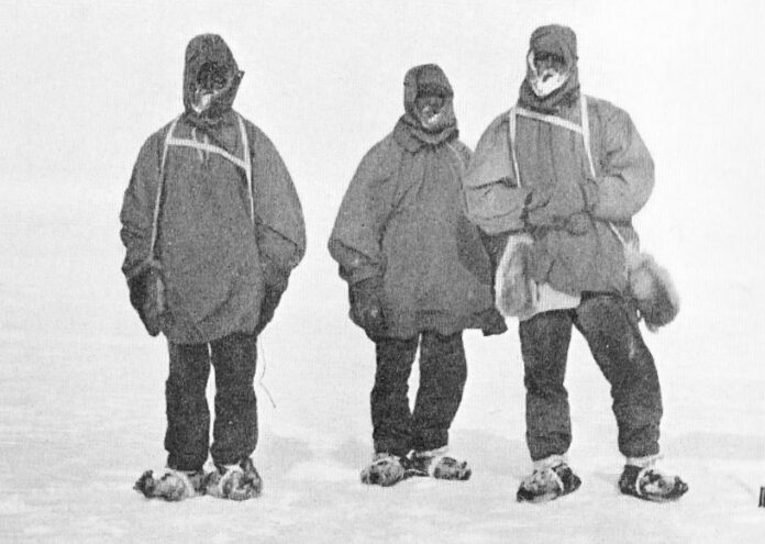 Антарктическият изследовател сър Ърнест Шакълтън на снимката горе най вдясно заедно