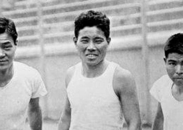 Шизо Канакури (вторият от ляво надясно) е един от двамата