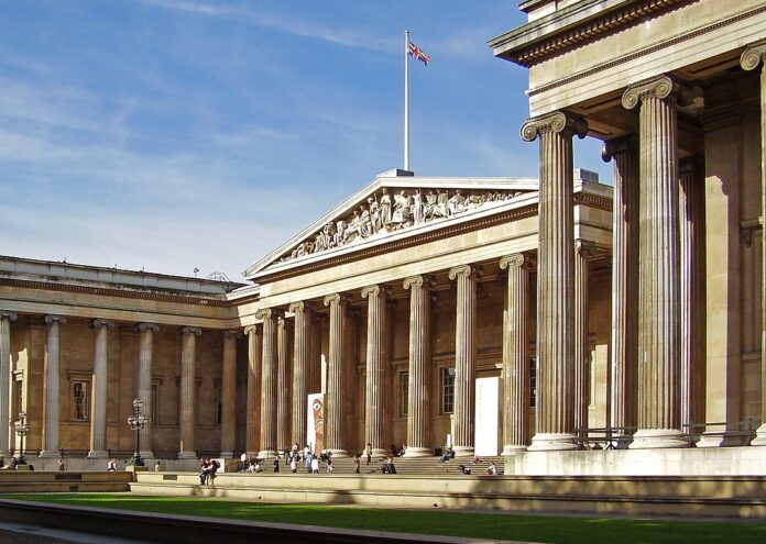 Сред безценните артефакти и културни съкровища в Британския музей посетителят