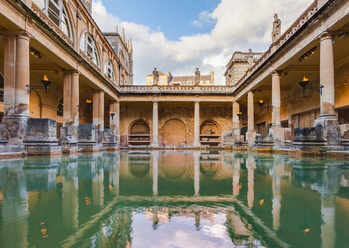Термалните води на емблематичните римски бани в английския град Бат