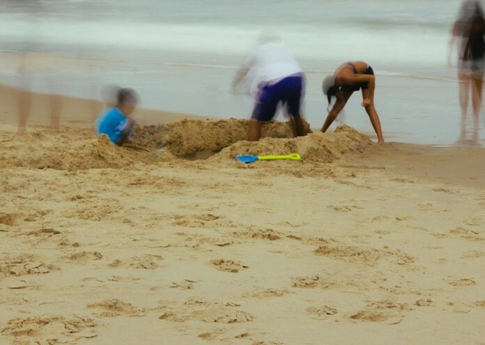 Облагородяването на плажа с пясъчни замъци е една от най